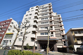 【外観】 | 手入れの行き届いた外壁やエントランスなど、「見ればわかる」レベルで清潔感を保ったマンションです。築年数を感じさせない姿で皆様をお出迎えします。～即日のご見学可能～　お問合せはお気軽にどうぞ。