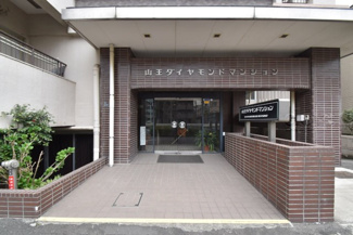 【エントランス】 | マンションの正面エントランス。出入りする人間を癒してくれるマンション入り口であり、その建物の「顔」でもあります。～即日のご見学可能～　お問合せはお気軽にどうぞ。