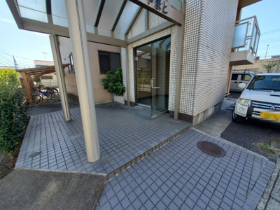 【エントランス】 | メゾンやまと | 落ち着いたエントランスです