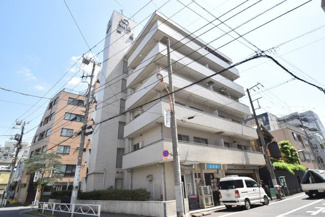 【外観】 | 青空によく映える建物です。手入れの行き届いた外壁やマンション正面エントランスなど、綺麗な姿をぜひ一度、現地にてご覧ください。～即日のご見学可能～　お問合せはお気軽にどうぞ。