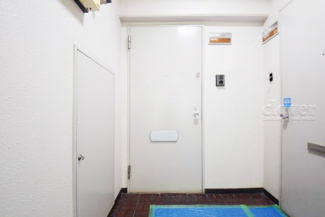 【その他共用部分】 | 皆様をお迎えする、お部屋の玄関ドア。開けやすさや開放角度、ドアノブの操作しやすさや鍵の形状などを、現地で一度ご確認ください。～即日のご見学可能～　お問合せはお気軽にどうぞ。