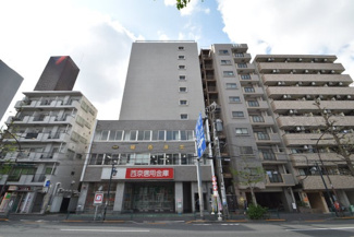 【外観】 | 手入れの行き届いた外壁やエントランスなど、「見ればわかる」レベルで清潔感を保ったマンションです。築年数を感じさせない姿で皆様をお出迎えします。～即日のご見学可能～　お問合せはお気軽にどうぞ。