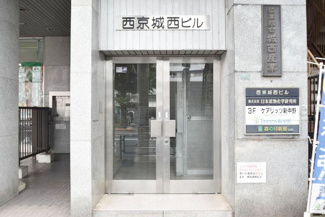 【エントランス】 | マンションの正面エントランス。出入りする人間を癒してくれるマンション入り口であり、その建物の「顔」でもあります。～即日のご見学可能～　お問合せはお気軽にどうぞ。
