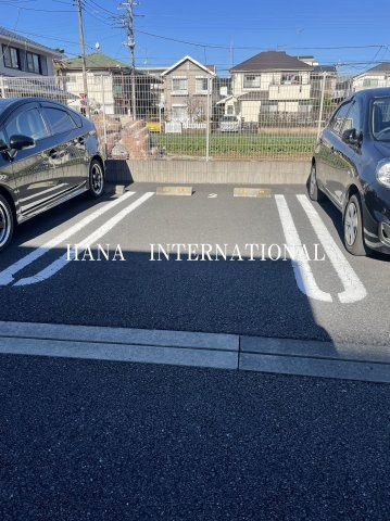 アベニール国立の駐車場