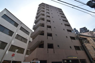 【外観】 | 青空によく映える建物です。手入れの行き届いた外壁やマンション正面エントランスなど、綺麗な姿をぜひ一度、現地にてご覧ください。～即日のご見学可能～　お問合せはお気軽にどうぞ。