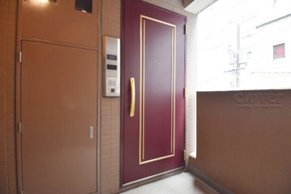 【その他共用部分】 | 皆様をお迎えする、お部屋の玄関ドア。開けやすさや開放角度、ドアノブの操作しやすさや鍵の形状などを、現地で一度ご確認ください。～即日のご見学可能～　お問合せはお気軽にどうぞ。
