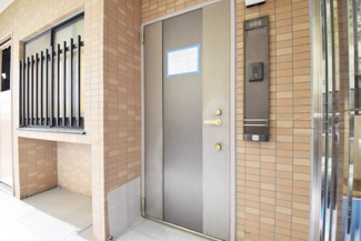 【その他共用部分】 | 皆様をお迎えする、お部屋の玄関ドア。開けやすさや開放角度、ドアノブの操作しやすさや鍵の形状などを、現地で一度ご確認ください。～即日のご見学可能～　お問合せはお気軽にどうぞ。