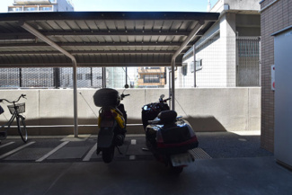 【駐車場】 | 屋根付きのバイク置き場。空きの有無や駐車料金、サイズおよび排気量規定などについては、改めてお問い合わせください。～即日のご見学可能～　お問合せはお気軽にどうぞ。