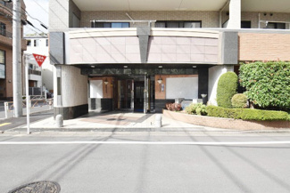 【エントランス】 | マンションの正面エントランス。出入りする人間を癒してくれるマンション入り口であり、その建物の「顔」でもあります。～即日のご見学可能～　お問合せはお気軽にどうぞ。