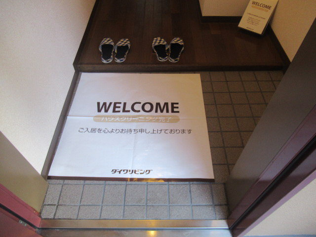 プラザハイツ二ツ屋F棟の玄関