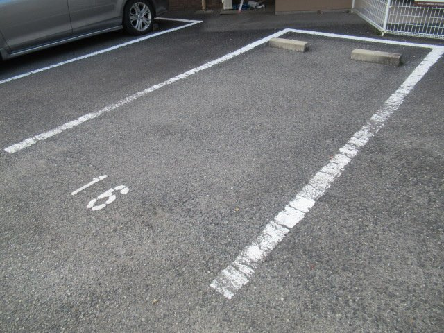 プラザハイツ二ツ屋F棟の駐車場