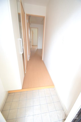 【玄関】 | 収納もある玄関です