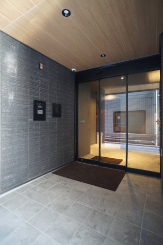 ファーストブルーのエントランス