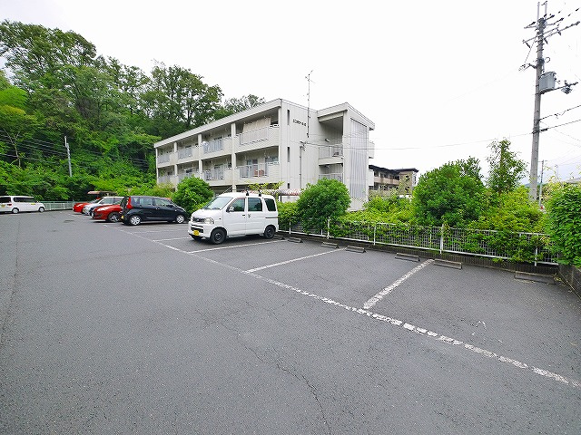 エスポワールB（小瀬町）の駐車場|駐車場完備です