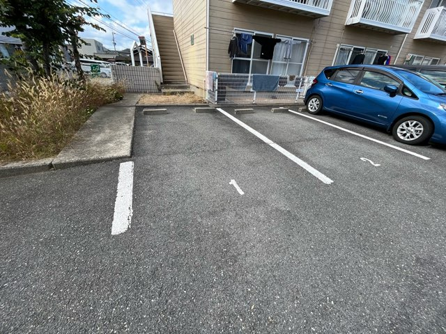 エステートピア宮ノ下Ⅲ番館の駐車場