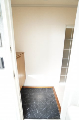 【玄関】 | ヴィラモデルナB | ※同物件・反転タイプの写真です。