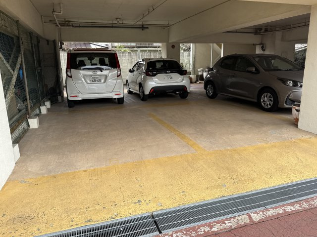 シャトー東洋の駐車場