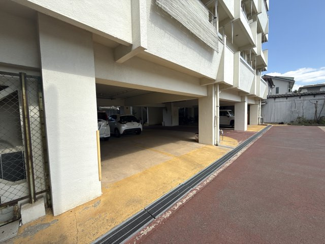 シャトー東洋の駐車場