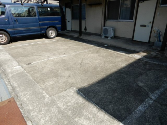 高芝荘の駐車場