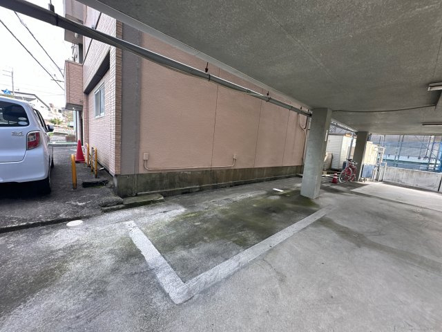 ハイツ北代の駐車場