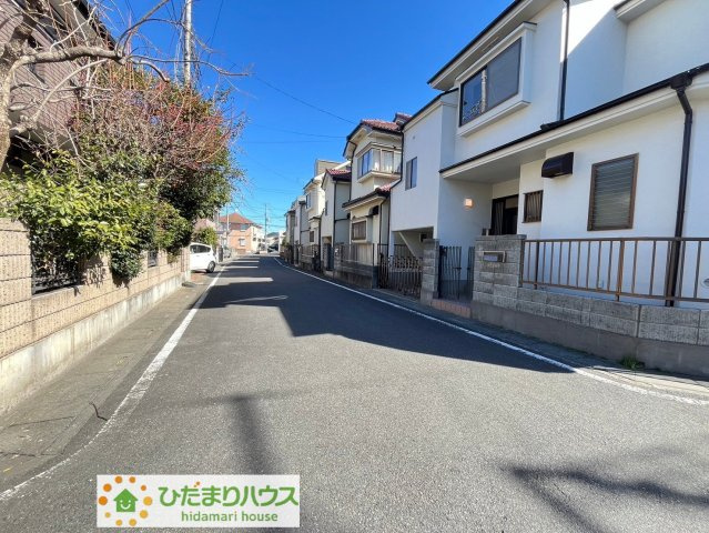上尾市上　中古一戸建ての前面道路含む現地写真