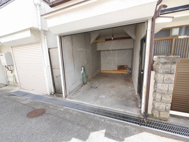 西山町4丁目戸建の駐車場|小型車サイズ（現地要確認）