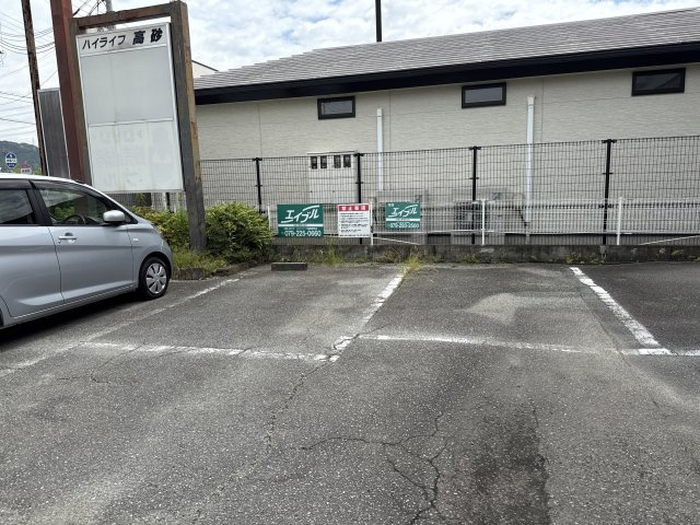 ハイライフ高砂の駐車場