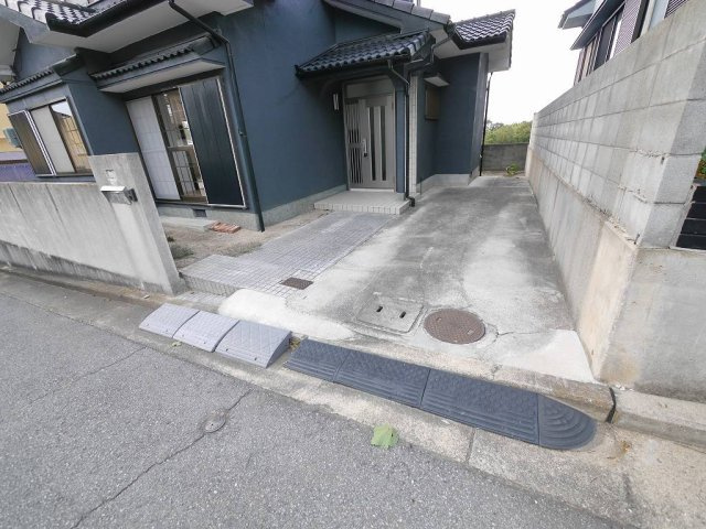 魚住町金ケ崎戸建の駐車場