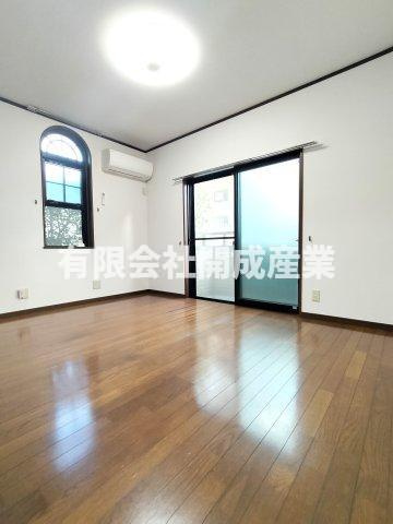 【洋室】 | 明るい角部屋です。