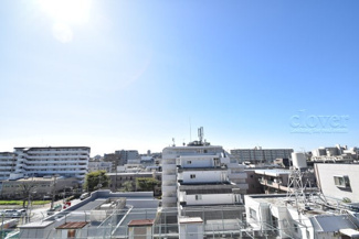 【展望】 | 眼前に広がる空の雄大さと、このお部屋の自慢の一つである「眺望」をご覧ください。毎日、この景色を独り占めできる新生活に夢が広がります。～即日のご見学可能～　お問合せはお気軽にどうぞ。