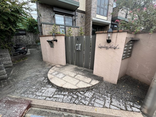 豊中市清風荘２丁目のハイツのエントランス