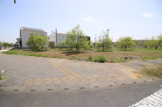 【外観】 | 北側15ｍ公道接道、売主負担にて歩道縁石切り下げ工事行います！