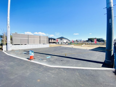 【前面道路含む現地写真】 | ☆突き抜けるような眺望！陽当り良好な建築条件なし売地全３区画残１区画／仲介手数料不要 | 【前面道路／共用通路】のんびりとした雰囲気がある現地の道路。田舎の小道感もあり、交通量の少ない穏やかさもございます。（共用通路は覚書作成。）