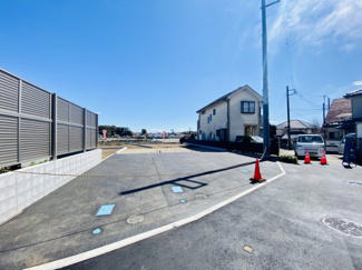 【前面道路含む現地写真】 | 【前面道路／共用通路】のんびりとした雰囲気がある現地の道路。田舎の小道感もあり、交通量の少ない穏やかさもございます。（共用通路は覚書作成。）