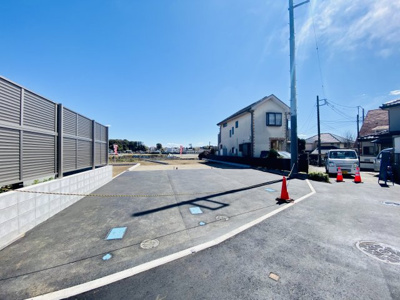 【前面道路含む現地写真】 | ☆突き抜けるような眺望！陽当り良好な建築条件なし売地全３区画残１区画／仲介手数料不要 | 【前面道路／共用通路】のんびりとした雰囲気がある現地の道路。田舎の小道感もあり、交通量の少ない穏やかさもございます。（共用通路は覚書作成。）