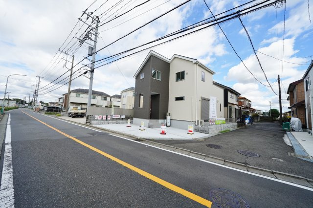 【横浜市瀬谷区本郷２丁目42-7新築戸建て】★仲介手数料無料★（大門小学校・瀬谷中学校）の前面道路含む現地写真