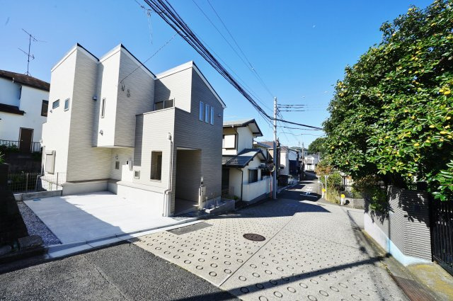【横浜市旭区金が谷１丁目43-9新築戸建て】★仲介手数料無料★（笹野台小学校・希望が丘中学校）の前面道路含む現地写真