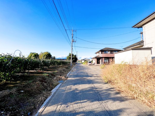 伊勢崎市田部井町　中古住宅の前面道路含む現地写真