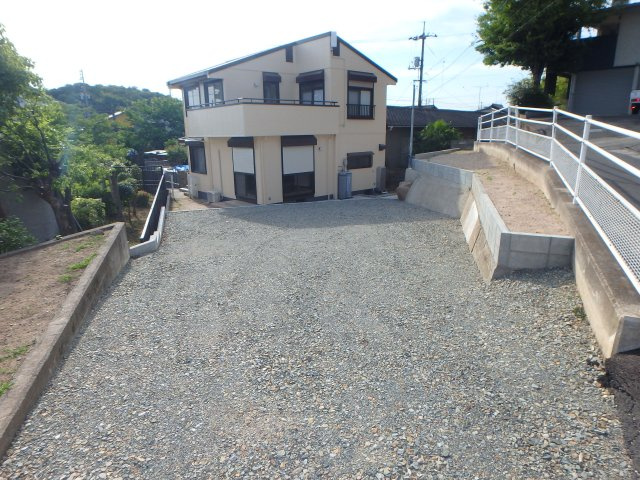 羽島台のふもとの貸家の駐車場