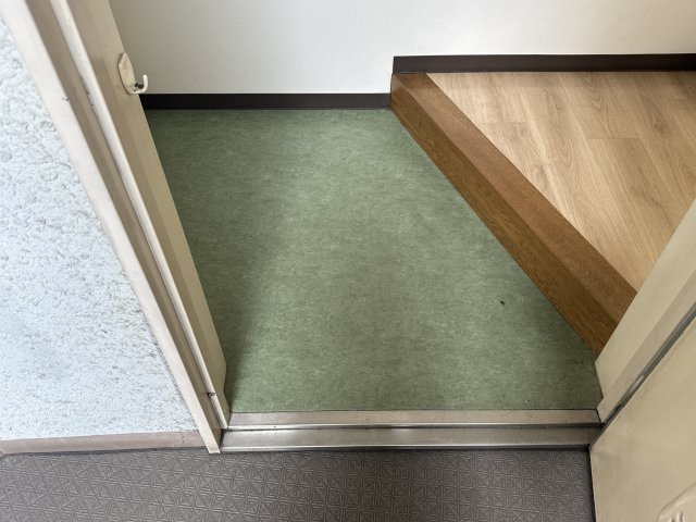 坪田ビルの玄関