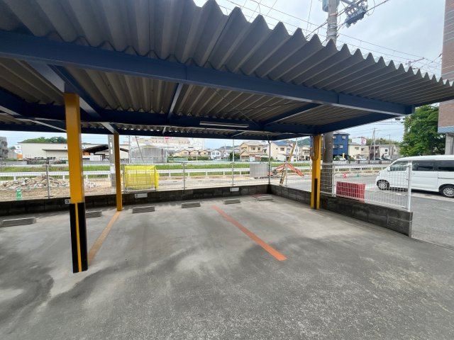 トラント メゾンの駐車場