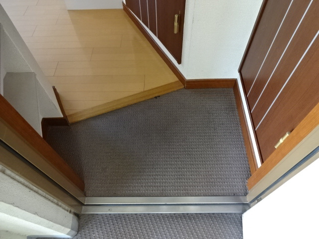 ベルフラワー岡町の玄関