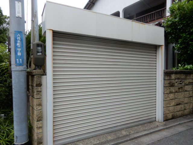 八代本町貸家の駐車場