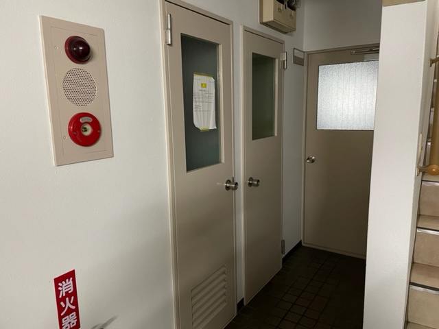 第５日東ビルの玄関