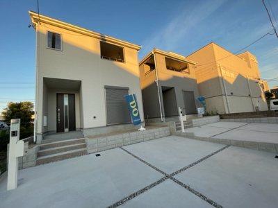 【外観】 | 日進市米野木台第1 全2棟　＜仲介手数料無料＞東小・東中　新築一戸建て | 撮影
社長の村田です！
自らプレイヤーとして営業しています
長年の経験と実績から皆様により良いマイホーム購入のご提案をいたします。
住宅ローンの不安や購入後の不安等何でもご相談ください。