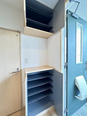 【玄関】 | アルシオーネ新ゆり | 玄関には上下タイプのシューズボックス付き！間のスペースは飾り棚や小物置き場として活用できます♪