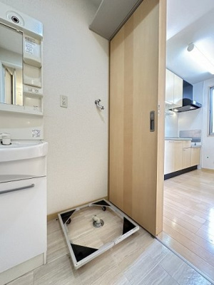 【設備】 | アルシオーネ新ゆり | 洗面所内、洗髪洗面化粧台横にある室内洗濯機置き場です♪キャスターが付いているのでお掃除もラクラクです☆