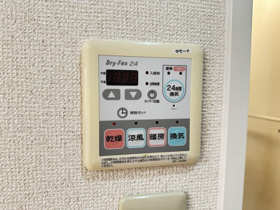 【設備】 | アルシオーネ新ゆり | バスルームの浴室暖房乾燥機で外に干せないお洗濯物もすっきり乾きます♪雨の日のお洗濯もバッチリ！