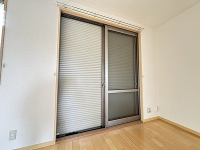 【セキュリティ】 | アルシオーネ新ゆり | 防犯シャッター雨戸付きなので夜やお出かけ時も安心です！雨戸は冬場の寒さ対策にもなります◎