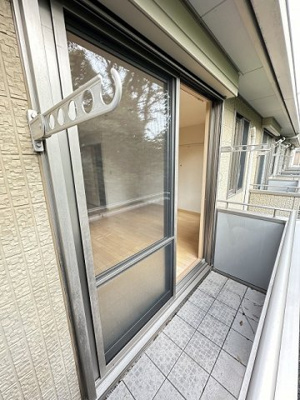 【バルコニー】 | アルシオーネ新ゆり | バルコニーは南向きです！お洗濯物はお昼からでも乾きそう☆気分転換をするにも最適です☆